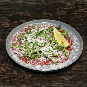 Карпачо с говядиной и брусничным соусом