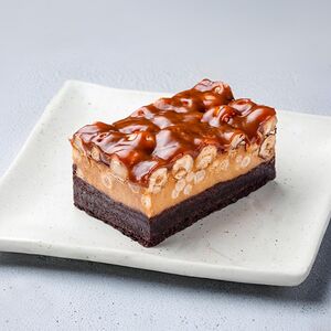 Брауни с тянучкой, карамелью и лесными орехами