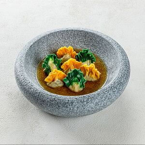 Дуэт вареников с печеным на углях картофелем и грибным дюкселем. Подаются с грибным бульоном