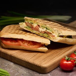 Панини с томатами и моцареллой