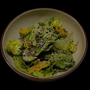 Большой зеленый салат с семечками и апельсиновой заправкой 