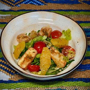 Салат с жареным адыгейским сыром