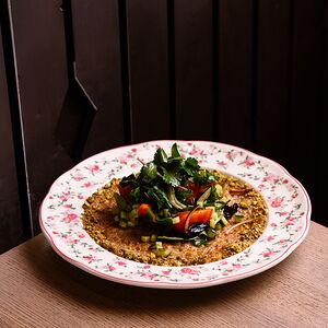 Круглый кебаб из цыпленка и сулугуни с миксом овощей
