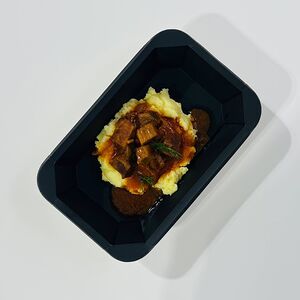 Гуляш из говядины с картофельным пюре