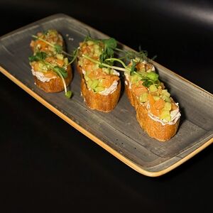 Брускетта с лососем и соусом крем-чиз