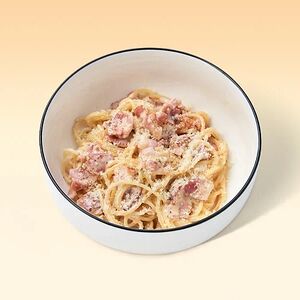 Карбонара с беконом и со сливочным соусом на основе желтков и пармезана