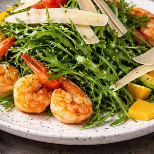 Салат с креветками и руколой