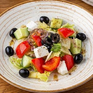 Салат греческий с сыром и маслинами
