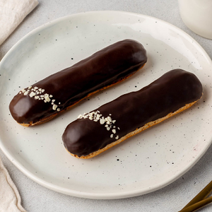 Эклер в темном шоколаде
