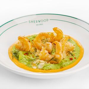 Тигровые креветки с гороховым муссом и соусом из печеного перца 