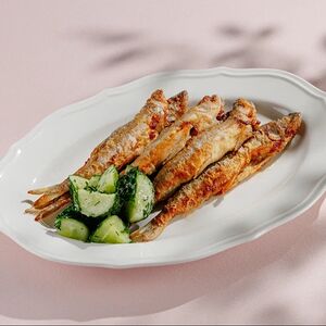 Жареная корюшка с битыми огурцами