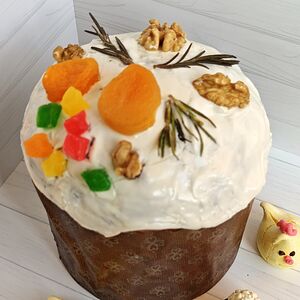 Кулич сдобный с курагой и орехом