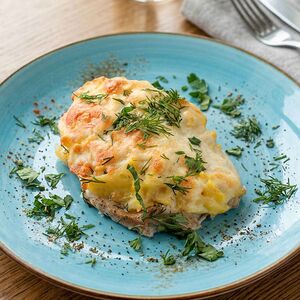 Свинина, запечённая под картофелем и сыром