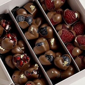 Набор конфет в форме сердца с ягодами