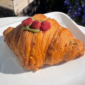Круассан Малина-фисташка 