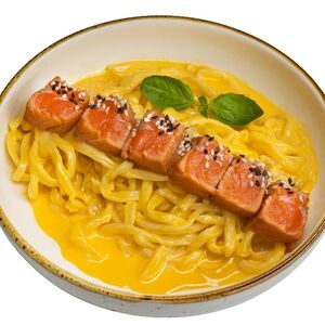 Удон с татаки из лосося под соусом Чеддер