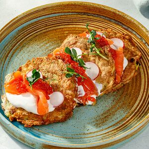 Оладьи из цукини с лососем и красной икрой