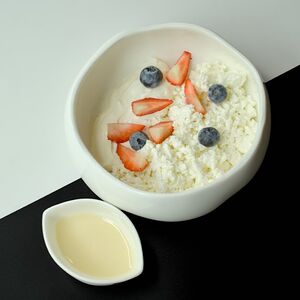 Зернистый творог со сметаной и ягодами