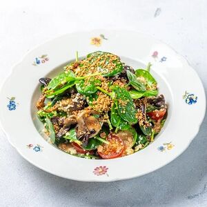 Молодой шпинат с вешенками и кус кусом