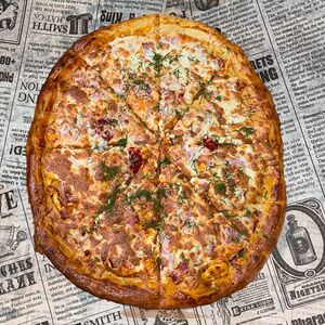 Пицца с беконом, сыром и луком