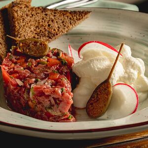 Тартар из говядины с муссом из пармезана