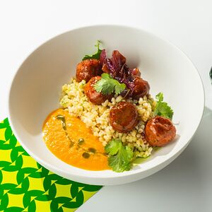 Булгур с фрикадельками из соевого мяса и тыквенным соусом