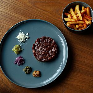 Тартар из говядины с картошкой фри