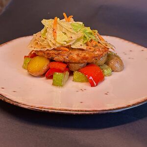 Жареные овощи с котлетой 