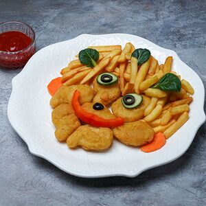Куриные наггетсы с картофелем фри и кетчупом