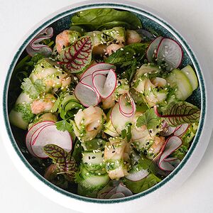 Салат с хрустящими овощами, кальмарами, креветкой и соусом песто