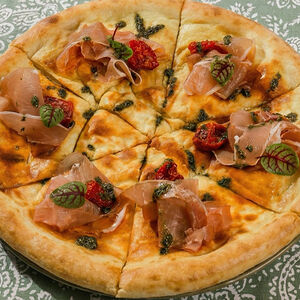 Хачапури по-имеретински с прошутто