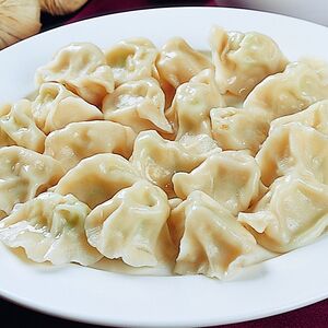Пельмени с говядиной и зеленым луком