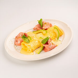 Омлет с мортаделлой и эспумой из чедера