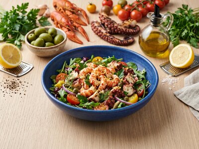 Салат с раковыми шейками и осьминогом