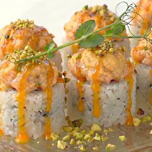 Запеченный ролл с креветками и манго-чили соусом