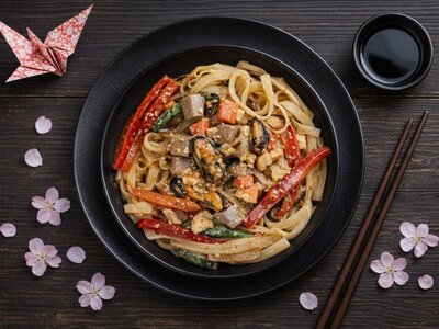 Лапша пшеничная (Удон) с морепродуктами в сливочном соусе