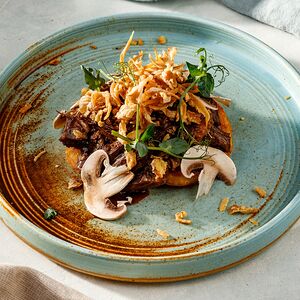 Драники с говяжьей щекой и трюфельным соусом