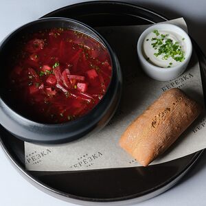 Борщ с говядиной и ржаной булочкой