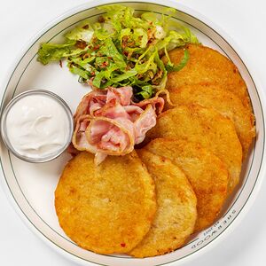 Драники с беконом и сметаной 