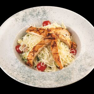 Салат Цезарь с курицей