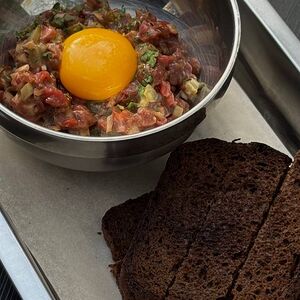 Тартар из говядины с гренками