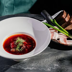 Борщ с салом и сметаной