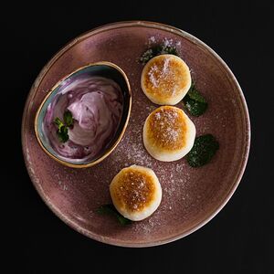 Сырники со сметаной и вареньем