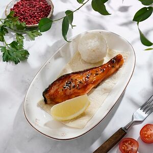 Стейк из семги с соусом терияки и рисом