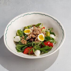 Итальянский салат с тунцом и оливками