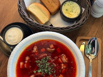 Борщ с булочками и пряным маслом