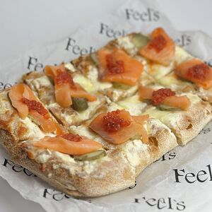 Пинса с лососем и красной икрой 