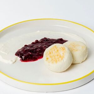 Сырники с вареньем из лесных ягод и сметаной (2 шт.)