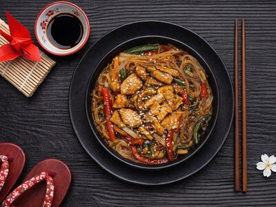Рисовая лапша с морепродуктами в остром соусе