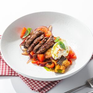 Салат с говядиной, рикоттой и жареными баклажанами